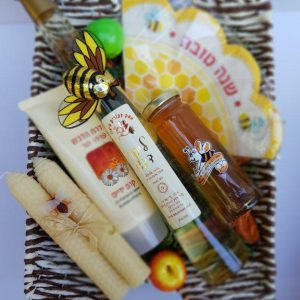 סלסלת קש גדולה עם מוצרי דבש