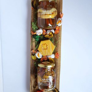 מגש עץ חגיגי עם מוצרי המכוורת