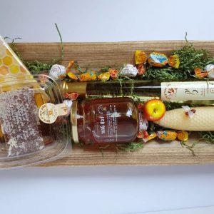 מגש עץ חגיגי גדול עם מוצרי המכוורת