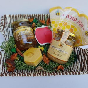 מגוון מוצרי דבש בתוך סלסלה